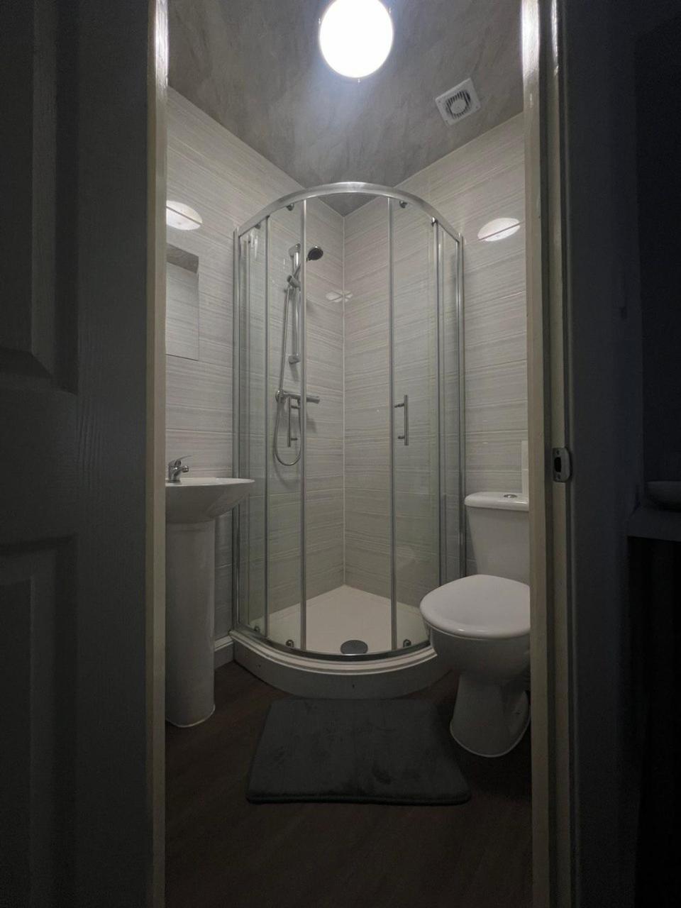Deluxe Ensuite Double Room With Ensuite Ковънтри Екстериор снимка