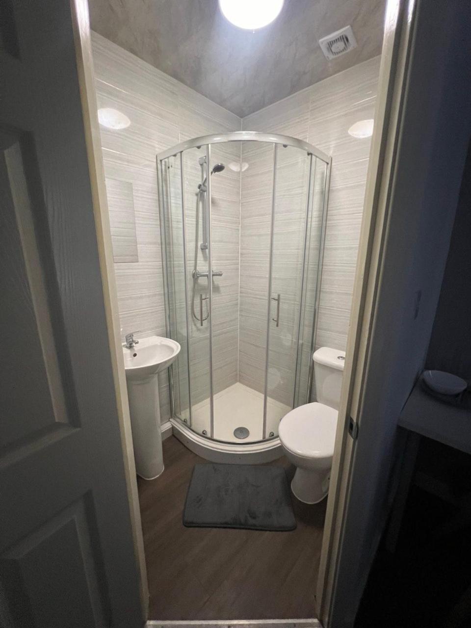 Deluxe Ensuite Double Room With Ensuite Ковънтри Екстериор снимка