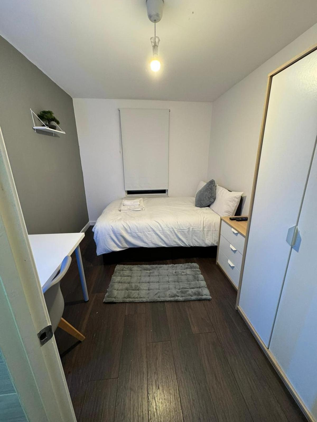 Deluxe Ensuite Double Room With Ensuite Ковънтри Екстериор снимка